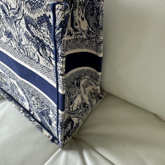 Christian Dior Medium Tote Ecru and Blue Toile de Jouy Embroidery - Picture 7 of 17